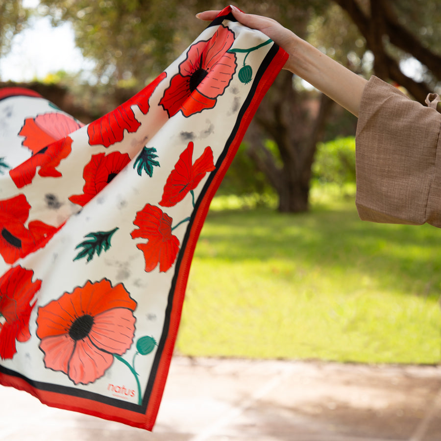 Foulard Coquelicot en Soie – Élégance Florale