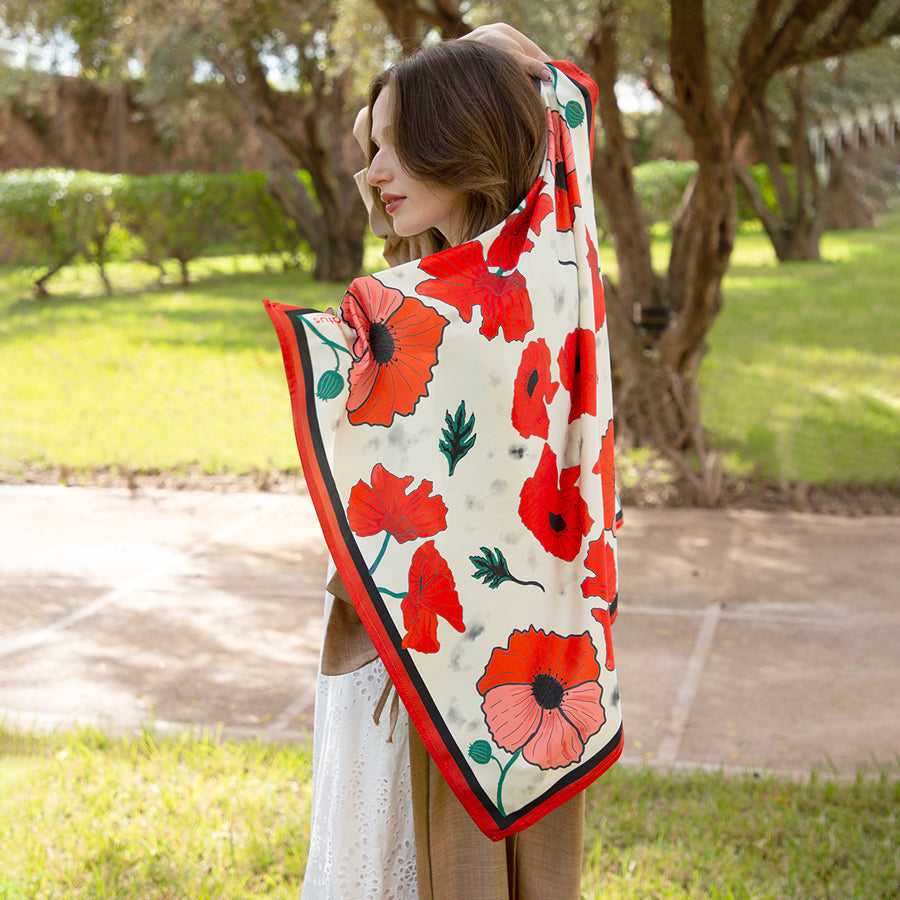 Foulard Coquelicot en Soie – Élégance Florale